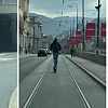 Opasnost za sebe i druge: Muškarac glavnom saobraćajnicom u Sarajevu vozio električni romobil