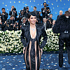 Halle Berry na Met Gali pozirala u providnoj haljini s prugama koja je istakla duboki dekolte
