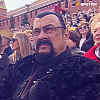 Steven Seagal snimljen na vojnoj paradi u Moskvi, dugogodišnji je Putinov prijatelj