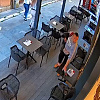 Sarajevo: Nadzorne kamere snimile lopova kako krade telefon sa stola restorana u Starom Gradu