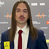 Predstavnik Estonije na Eurosongu se pojavio u sakou s nizom poruka: Pažnju privukao slogan protesta u Srbiji
