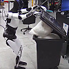 Humanoidni robot Optimus pokazao nove vještine: Baca otpatke u kantu, čisti i usisava