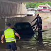 I Beograd ima svoj "podvožnjak u Buća Potoku": Automobil se zaglavio u vodi, vozača spasila policija