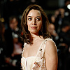 Aubrey Plaza se pojavila u Cannesu, prošetala crvenim tepihom prvi put nakon suprugove smrti
