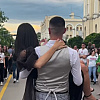 Džentlmenski potez u Banjoj Luci: Mladić nosio prijateljicu koja se spotakla tokom defilea maturanata