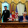 Donald Trump i Elon Musk po posljednji put u Ovalnom uredu, milijarder dobio i poseban poklon