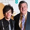 Britanski glumac Stephen Fry (67) progovorio o svom 30 godina mlađem suprugu: "Uči me novim stvarima"