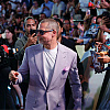 Brad Pitt šarmirao prisutne na premijeri filma "F1": U dobrom raspoloženju pokazao novi imidž