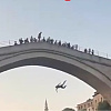 Mostar: Strani turista samoinicijativno skočio sa Starog mosta, zamalo stradao, a onda dobio i batine