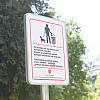 Na ulazu u Veliki park u Sarajevu postavljene table koje definišu pravila ponašanja za vlasnike pasa