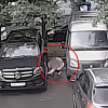 Ruski FSB objavio nevjerovatan snimak: Žena pokušala podmetnuti bombu ispod vozila u Sankt Peterburgu