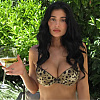 Kylie Jenner očarala izgledom u bikiniju, istakla bujni dekolte