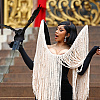 Bizarno izdanje Cardi B u Parizu: Kao modni dodatak ponijela živog gavrana
