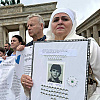 Grupa građana ispred Brandenburške kapije obilježila 30. godišnjicu genocida u Srebrenici