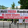 Mulić postavio transparente za Mandića na parkingu kod Narodnog pozorišta u Sarajevu