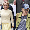 Pamela Anderson i Liam Neeson snimljeni kako zajedno napuštaju hotel, nije skidala osmijeh s lica