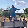 Boban Marjanović snimkom nasmijao fanove, nakon vožnje traktora popeo se i na prikolicu