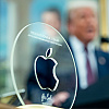Trump od direktora Applea dobio zanimljiv poklon napravljen od Corning stakla i 24-karatnog zlata