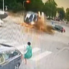 Objavljen snimak stravičnog sudara u Banjoj Luci: Auto je uletio u kružni tok i prevrnuo se