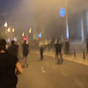 Novi protesti širom Srbije: Vučićeve pristalice zasule demonstrante pirotehnikom, a on u Beogradu drži govor