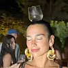 Dua Lipa nastavlja s rođendanskim slavljem, plesala s čašom na glavi
