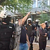 Policijska brutalnost u Novom Sadu: Novinarku pritisnuli uz drvo i udarali po ruci dok je snimala