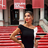 Voditeljica Zvezdana Stojaković pozirala na crvenom tepihu u elegantnoj haljini bh. dizajnerice
