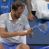 Nezapamćen haos na US Openu: Fotograf prekinuo meč, Medvedev napravio skandal i svađao se sa sudijom
