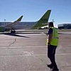 Košarkaši Srbije uz stari narodni običaj ispraćeni s aerodroma: Pogledajte šta je uradio redar