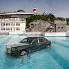 Rolls-Royce Phantom završio u bazenu povodom proslave 100. godišnjice