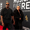 Dok Kanye West "tone" u dugovima, supruga Bianca Censori pretvara njihove bizarne nastupe u lični izvor zarade