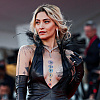 Dramatično izdanje Paris Jackson u Veneciji: Perje, kožne rukavice i dekolte koji otkriva tetovaže