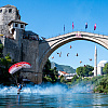 Padobranici proletjeli ispod Starog mosta, zvijezde Red Bull Cliff Divinga izvele masovni skok