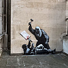 Legendarni Banksy zbog zabrane "Palestinske akcije" crtao na zidu suda u Londonu: Sudija tuče demonstranta