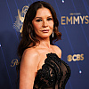 Catherine Zeta-Jones u providnoj haljini na Emmyjima: Spoj senzualnosti i elegancije