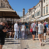 U Dubrovniku kao da je sredina ljetne sezone: Sunčano vrijeme, gužve u gradu i turisti na plaži