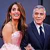 Amal Clooney zasjenila je supruga na premijeri filma: Haljina od šljokica i dramatični rukavi od perja
