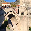 Sa Starog mosta u Mostaru izveden skok u čast velikana bh. muzike Halida Bešlića