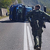 Vojnici EUFOR-a spasili momka iz kamiona koji se prevrnuo jer je pokušavao izbjeći auto
