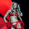 Bella Hadid samo mjesec dana od hospitalizacije prošetala na Victoria's Secret reviji, pokazala i novu boju kose