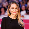 Angelina Jolie u naizgled običnoj kreaciji koja oduševljava: Izrez na leđima "otkrio" tetovaže