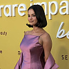 Selena Gomez od glave do pete u ljubičastoj boji: Elegancija na humanitarnoj zabavi