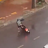 Tajfun Kalmaegi stigao u Vijetnam: Pogledajte šta vjetar od 149 km/h radi čovjeku na motociklu