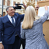 Dodik s Karanom zalijepio prvi plakat i poručio narodu: "Nemate ništa bolje od ovoga"