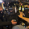 Strašne scene u Novom Sadu: Policajac brutalno udario ženu na protestima