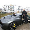 Bh. biznismen iz Beča Amar Dezić nije imao gdje parkirati pa Ferrari od 400 hiljada eura podigao na balkon stana
