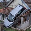 Bizarna nesreća u Srbiji: Vozač izgubio kontrolu nad vozilom pa završio na krovu kuće