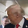 Bizarna scena u predsjedničkom avionu: Trump držao lekciju novinarima pa ga "iznenadila" vrata WC-a