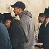 Kapiten Barcelone stigao u Jerusalem, molio se na Zidu plača tokom duhovnog putovanja