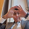 Premijer Armenije privukao pažnju snimcima koje objavljuje iz Moskve: "Šalje" srca iz kafića, a vozi i bicikl